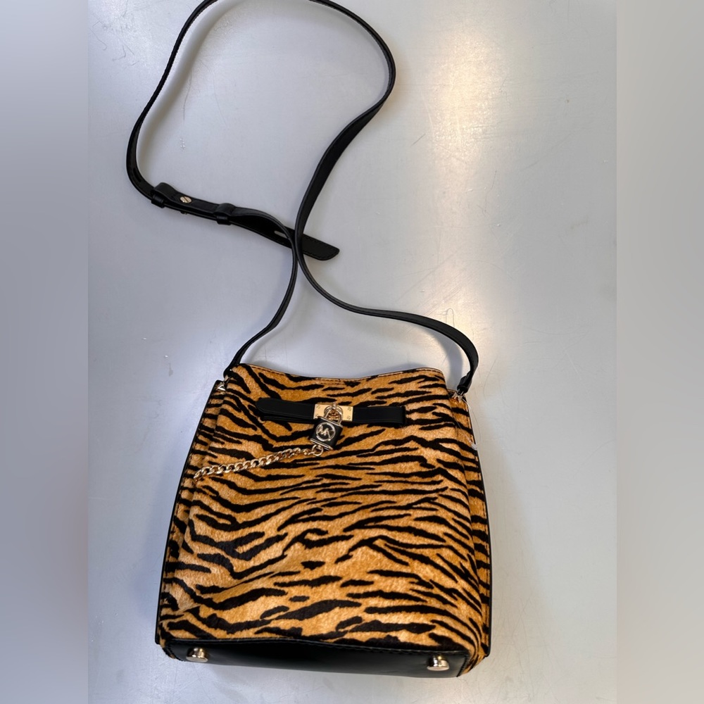 Make: Michael Kors brand New without tags handbag.